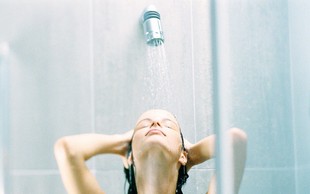 Presenetljive dobre posledice prhanja s hladno vodo