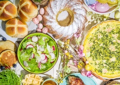 Recept za praznično sladico (ki ni potica): velikonočni venec z marmelado