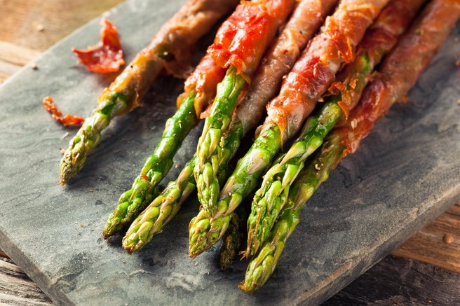 RECEPT: pečeni šparglji s pršutom in sirom