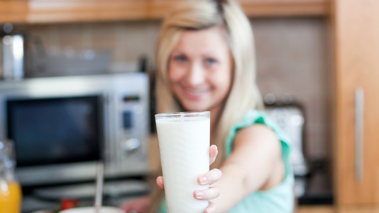 Zakaj bi bilo dobro, da svojemu zajtrku dodate mleko? (foto: Profimedia)