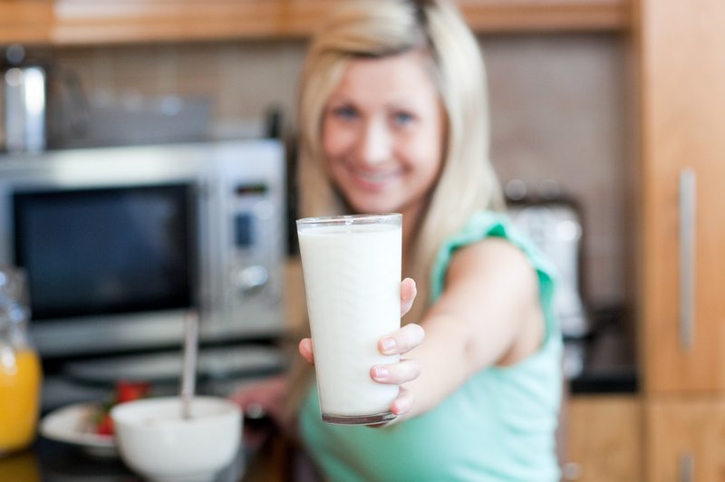 Zakaj bi bilo dobro, da svojemu zajtrku dodate mleko? (foto: Profimedia)