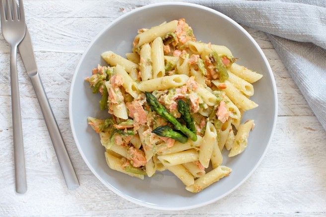 RECEPT: Testenine z lososom, šparglji in feta sirom