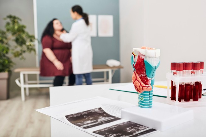 Predhodna obolenja ščitnice slabšajo klinično sliko tudi pri covidu-19