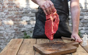 Bizarno: 35-letnik že več kot desetletje uživa izključno surovo meso