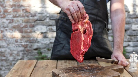 Bizarno: 35-letnik že več kot desetletje uživa izključno surovo meso