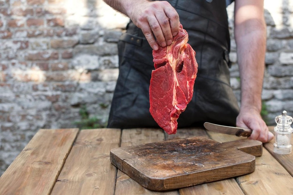 Kako zmehčati tudi najbolj žilavo meso? Skrivnost je v eni sami sestavini, zaradi katere se bo kar topilo v ustih (foto: Profimedia)