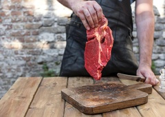 Kako zmehčati tudi najbolj žilavo meso? Skrivnost je v eni sami sestavini