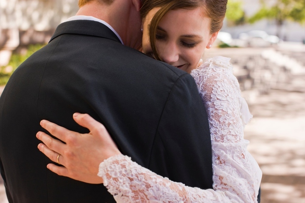 Carrie Krawiec, zakonska in družinska terapevtka je za portal Seattle bride zaupala, da je idealna starost za poroko med 28. …