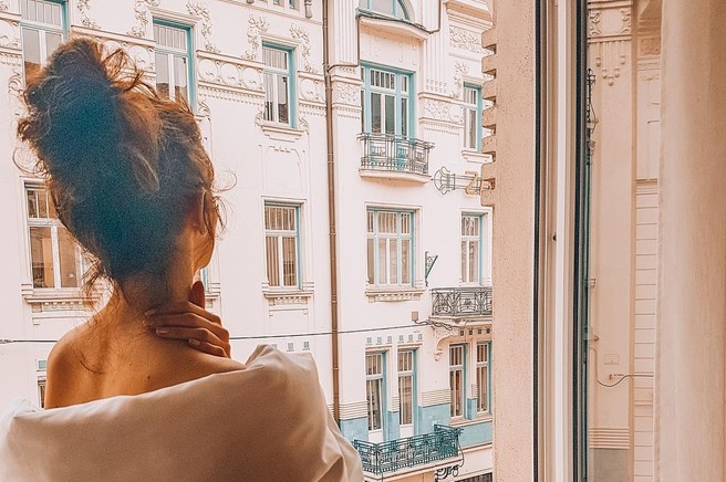 Preprost trik, s pomočjo katerega se znebite bolečin v vratu in hrbtenici (zaradi prekomernega sedenja)