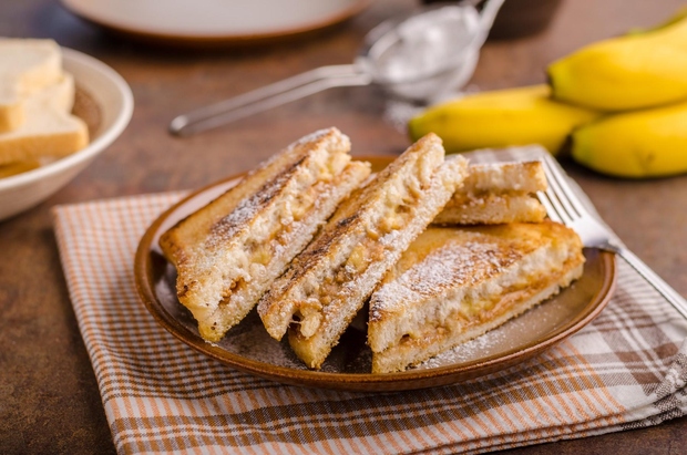SENDVIČ Z ARAŠIDOVIM MASLOM IN BANANO Arašidovo maslo vsebuje maščobe in banana doda sladko noto ter oskrbi z nekaj vlakninami, …
