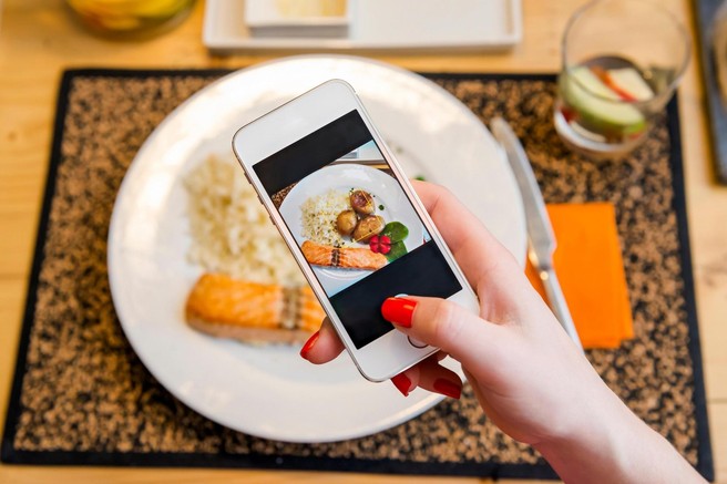 "Nisem našla povezave s suhimi in fit influencerji, zato sem ustvarila svoj Instagram profil" (osebna zgodba)