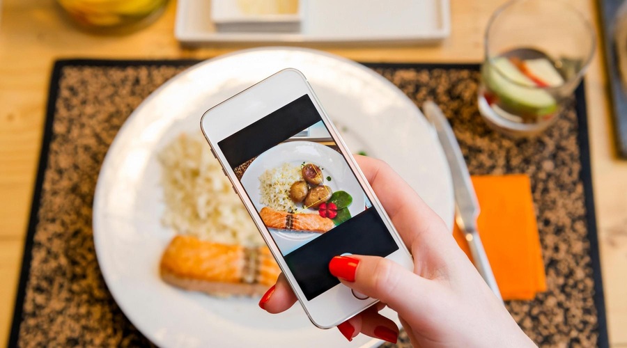 "Nisem našla povezave s suhimi in fit influencerji, zato sem ustvarila svoj Instagram profil" (osebna zgodba) (foto: Profimedia)