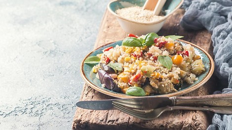 Recept za slastno kvinojino solato z mangom in šparglji (in dejstva o kvinoji, ki jih morate poznati)