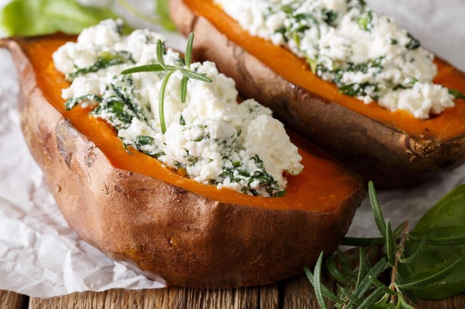 Recept za sladki krompir s feto in špinačo