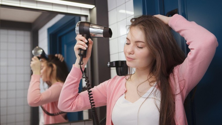 Zakaj ne bi smeli uporabljati hotelskega sušilnika za lase (foto: Profimedia)