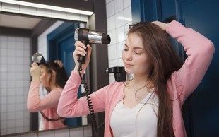 Zakaj ne bi smeli uporabljati hotelskega sušilnika za lase