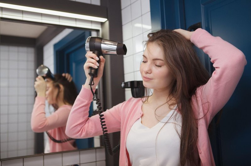 Zakaj ne bi smeli uporabljati hotelskega sušilnika za lase (foto: Profimedia)