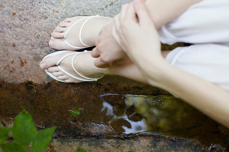1. T. i. naked sandals Pri sandalah s tankimi trakovi je podobno kot pri obutvi, ki jo boste videli na …