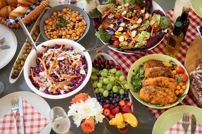 Recept: 3 sveže poletne solate za vroče dni