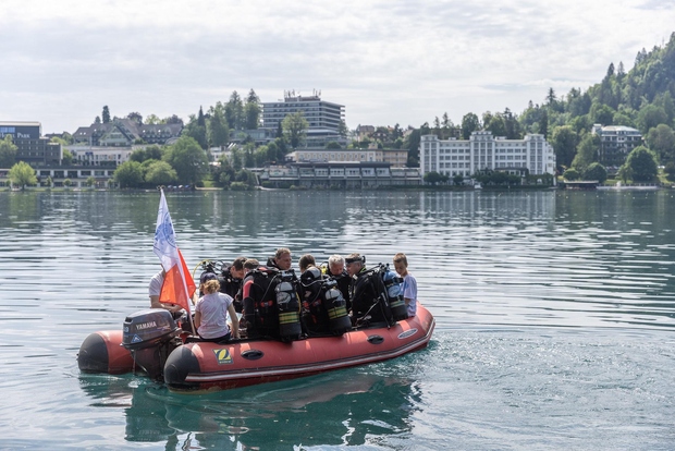Pri čiščenju jezera so sodelovali DPD Bled, Mestna občina Bled, Ribiška družina Bled, Infrastruktura Bled, NLZOH, blejski gasilci, reševalci in …