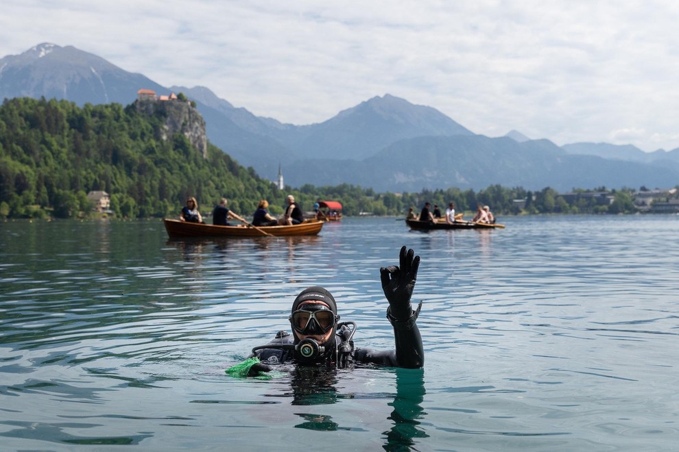 BLEJSKO JEZERO LAŽJE ZA SKORAJ POL TONE ODPADKOV Tako je, vse to in še kaj so potapljači, otroci in ostali, …