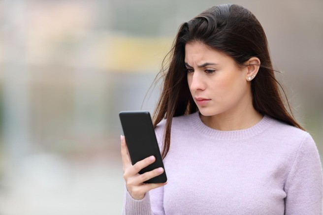 "Na fantovem telefonu sem našla fotografijo njegove gole prijateljice. Obžalujem, kako sem se odzvala"