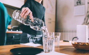 11 znakov, da pijete preveč vode