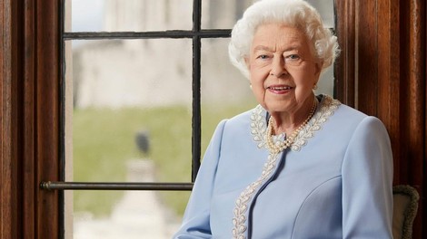 Britanska kraljica praznuje: na prestolu najdlje od vseh britanskih monarhov!  (+ tokrat tradicionalna jed sladica!)