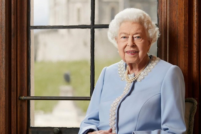 Britanska kraljica praznuje: na prestolu najdlje od vseh britanskih monarhov!  (+ tokrat tradicionalna jed sladica!)