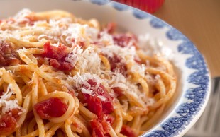 Preizkusite legendarno paradižnikovo omako velike strokovnjakinje za italijansko kuhinjo Marcelle Hazan