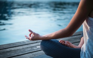 Se med meditacijo ne morete osredotočiti? Preizkusite TE trike!