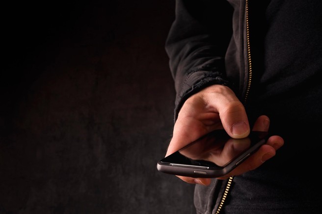 Zasvojenost s telefonom: kako jo prepoznati in kako si pomagati?