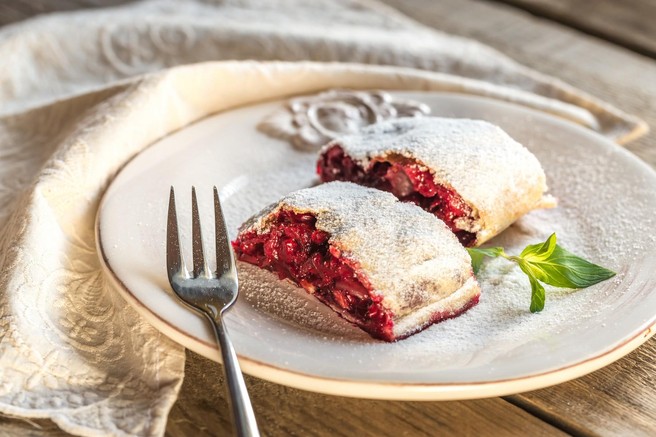 Kako pripraviti najboljši češnjev zavitek? (recept)