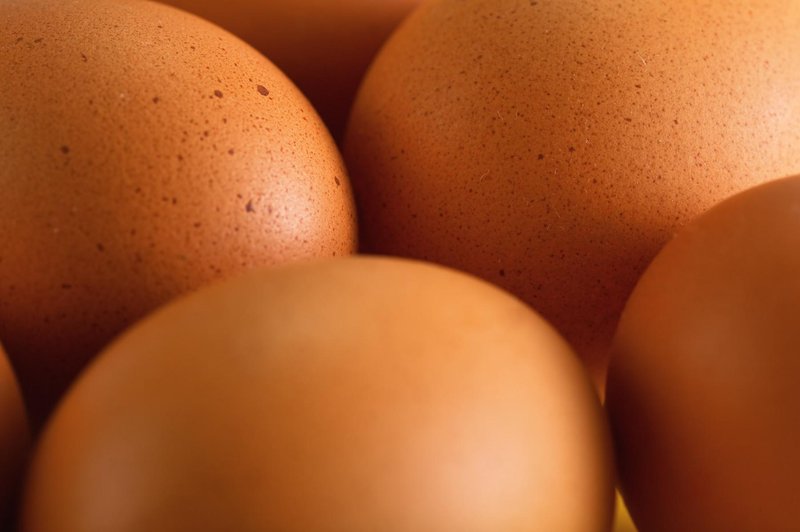 Če na jajčni lupini opazite temne pike in izboklinice, kaj morate narediti? (foto: Profimedia)