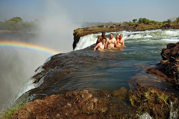 Devil’s Pool, Zambija Veliko ljudi zaplava prav do roba bazena, ki se nahaja na višini 110 metrov. Skalnata stena na …