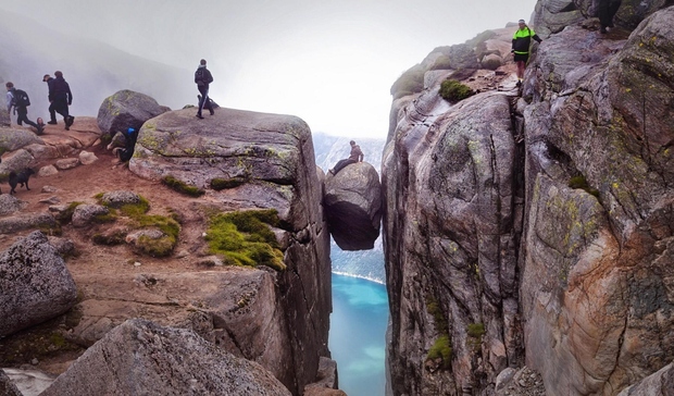 Kjeragbolten, Norveška Monolit, ki je zagozden v razpoko, je 1000 metrov nad fjordom.