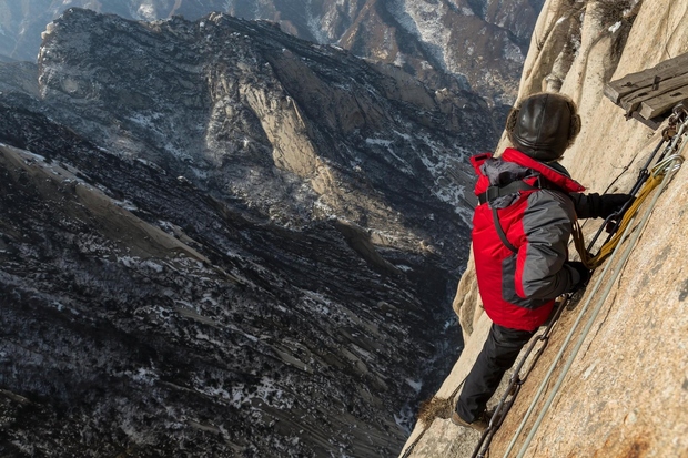 Mount Hua, Kitajska Pot na goro je lahko precej grozljiva, tudi če ste izkušen plezalec. In hoja po starih ukrivljenih …