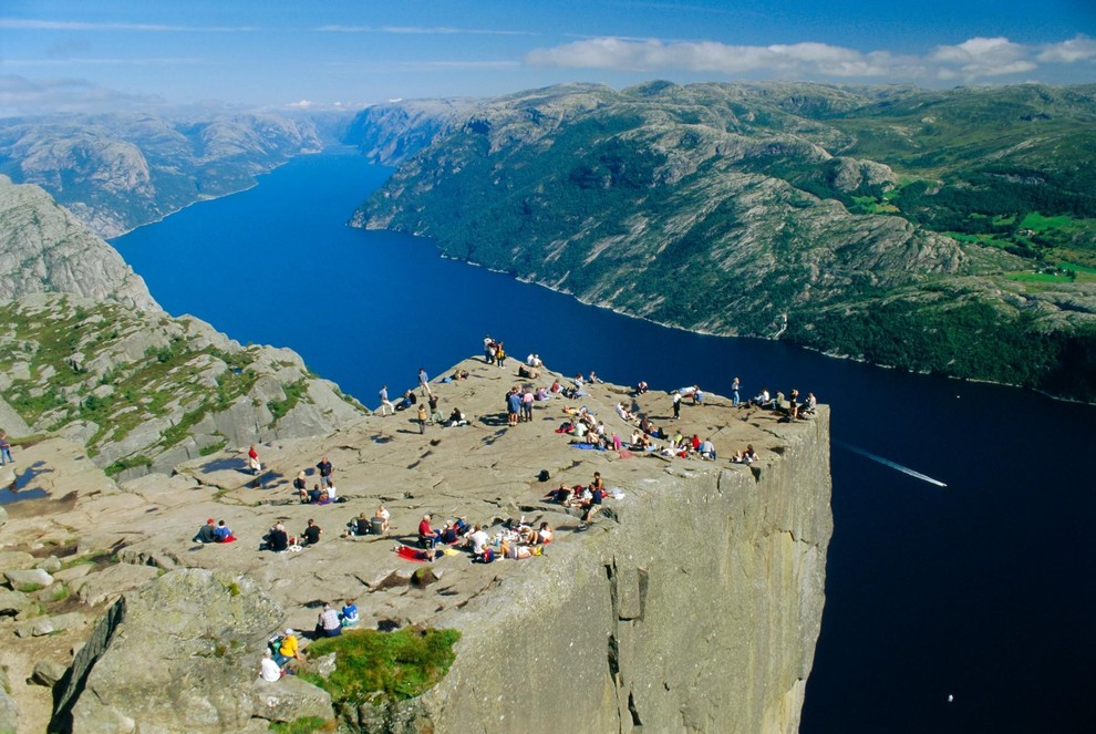 Preikestolen, Norveška Le en nepremišljen korak je dovolj, da padete 600 metrov globoko na pečino nižje spodaj ali v vodo. …