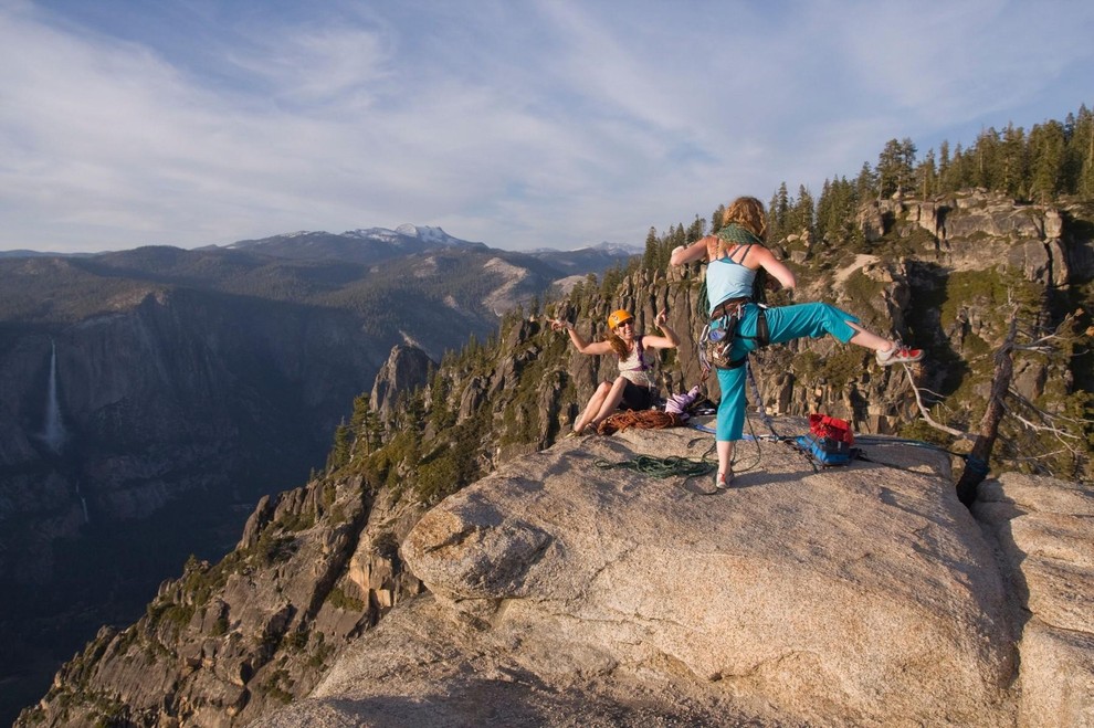 Taft Point, ZDA Pečina se nahaja na višini 2200 metrov in ponuja osupljiv pogled na narodni park Yosemite v Kaliforniji. …