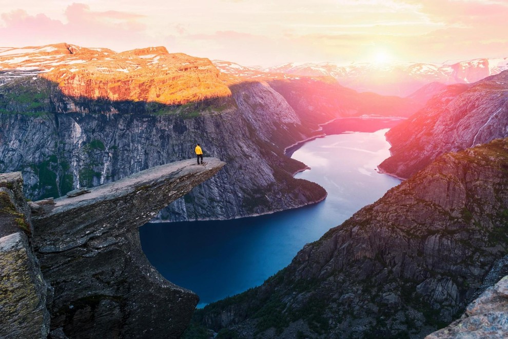 Trolltunga, Norveška Skala, ki štrli iz gore, spominja na trolov jezik, od tod tudi to nenavadno ime. In je priljubljena …