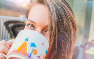 Poletna vročina in spanje: Zakaj bi morali zvečer popiti topel čaj