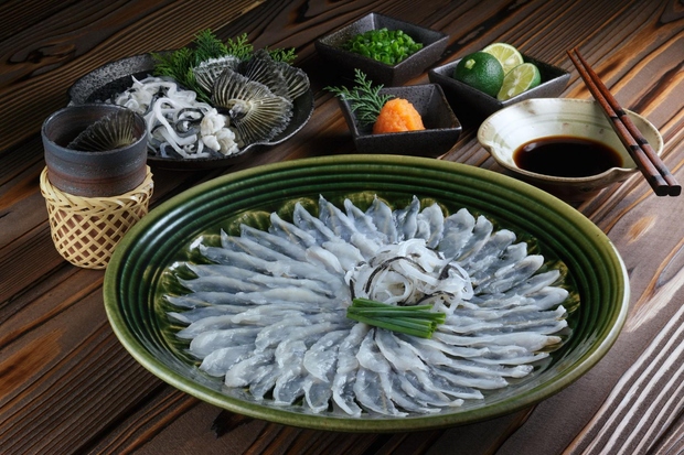Fugu Fugu (napihovalka) je japonska poslastica, ki jo lahko pripravljajo le posebej usposobljeni kuharji. Meso pravzaprav ni strupeno, vendar pa …