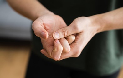 Je "pokanje prstov" res nevarno?