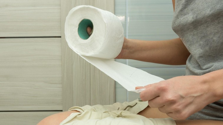Kako po veliki potrebi pravilno uporabiti toaletni papir (ker to morda že ves čas delate narobe) (foto: Profimedia)