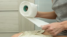 Kako po veliki potrebi pravilno uporabiti toaletni papir (ker to morda že ves čas delate narobe)