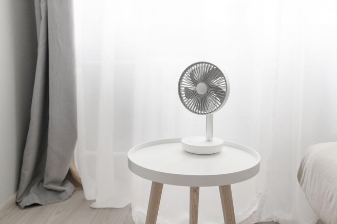 Spite ob prižganem ventilatorju? To so 4 razlogi, zakaj tega ne bi smeli početi