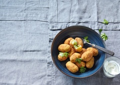 Kaj bo danes za kosilo? Pripravite božanske bučkine kroglice s feta sirom