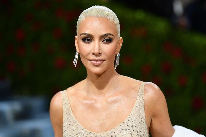 Kim Kardashian je zaradi Met Gala diete s hudimi bolečinami pristala pri revmatologu – kaj natančno se je dogajalo z njenim telesom? (foto: Profimedia)