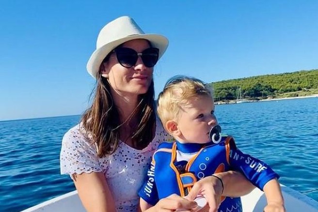 Sara Isaković s sinom pristala v bolnišnici