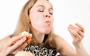 Ta živila ne povečajo le obsega pasu – lahko tudi opustošijo možgane (in ne gre za sladkor!)